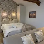 Petite Merveille Sous Les Toits * ディジョン