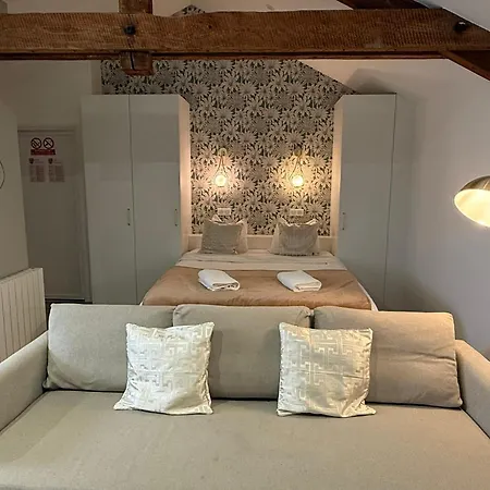 Petite Merveille Sous Les Toits